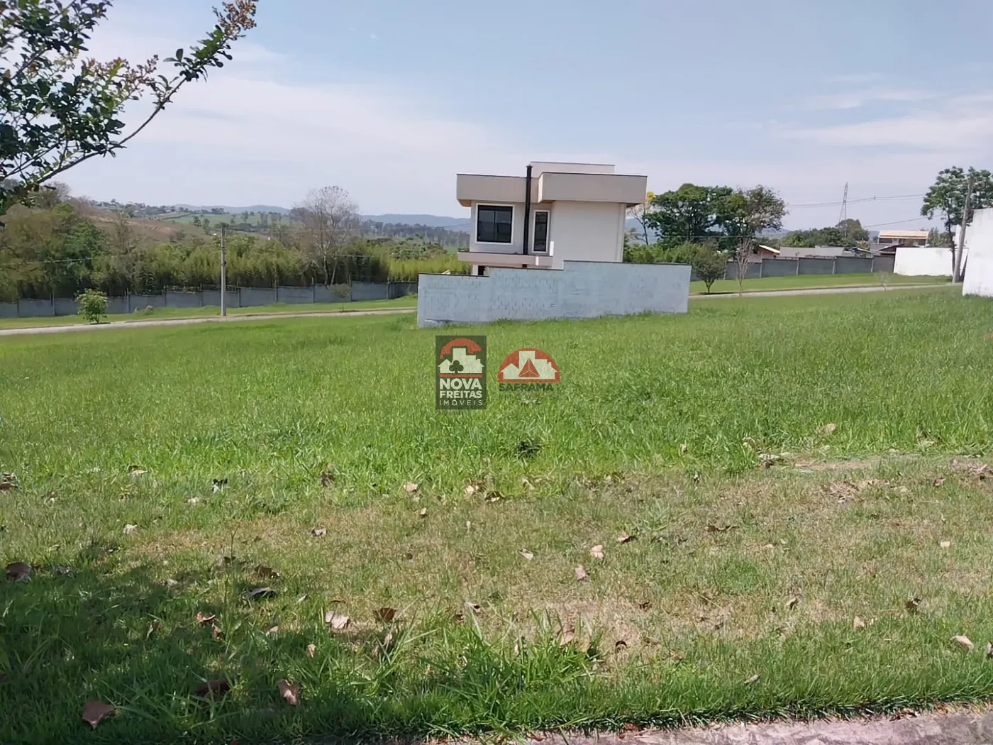 Terreno / Padrão em Condomínio em Caçapava 