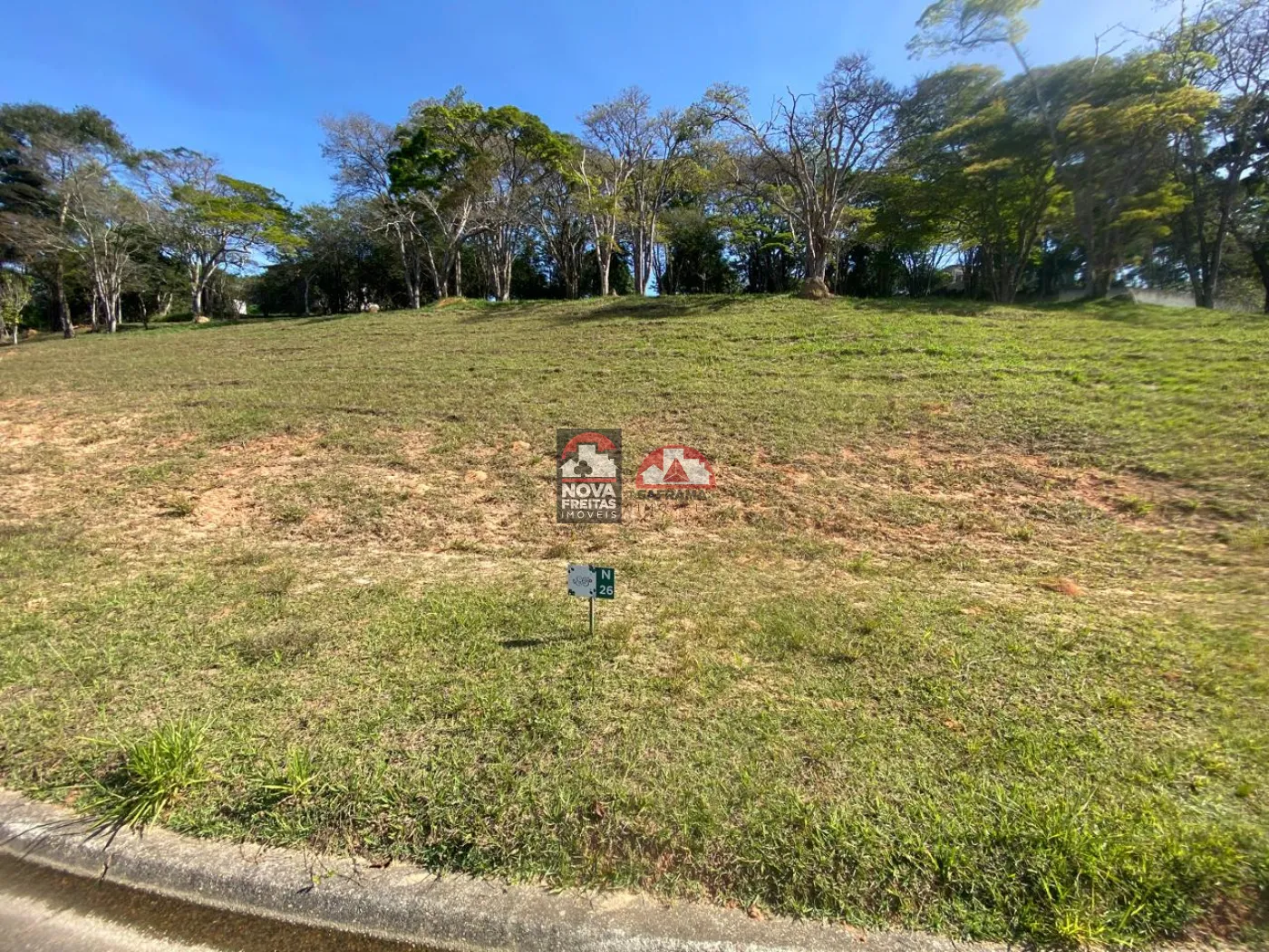 Terreno / Padrão em Condomínio em Jambeiro 