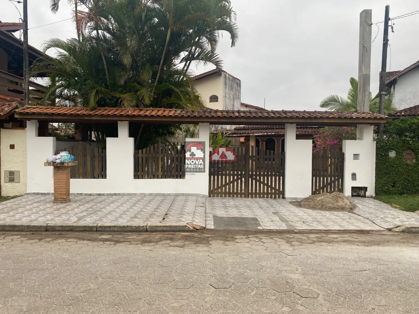 Casa / Padrão em Caraguatatuba Alugar por R$3.500,00