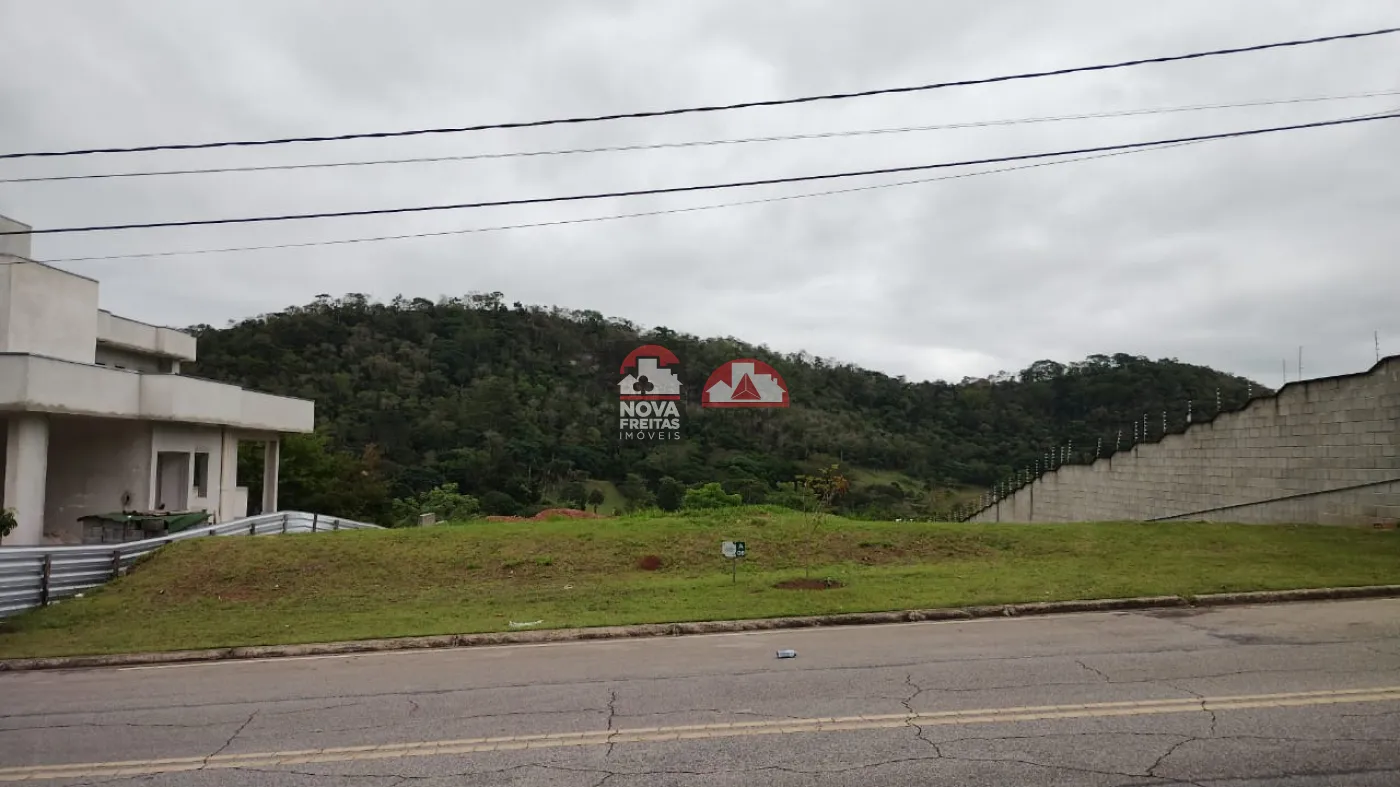 Terreno / Padrão em Condomínio em Jambeiro 