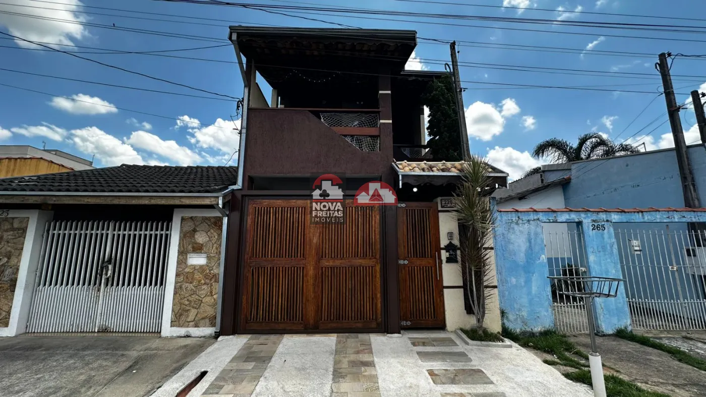 Casa / Sobrado Padrão em Pindamonhangaba 