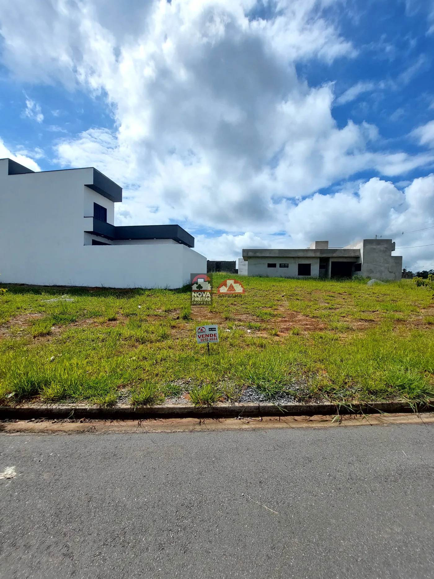 Terreno / Padrão em Condomínio em Pindamonhangaba 