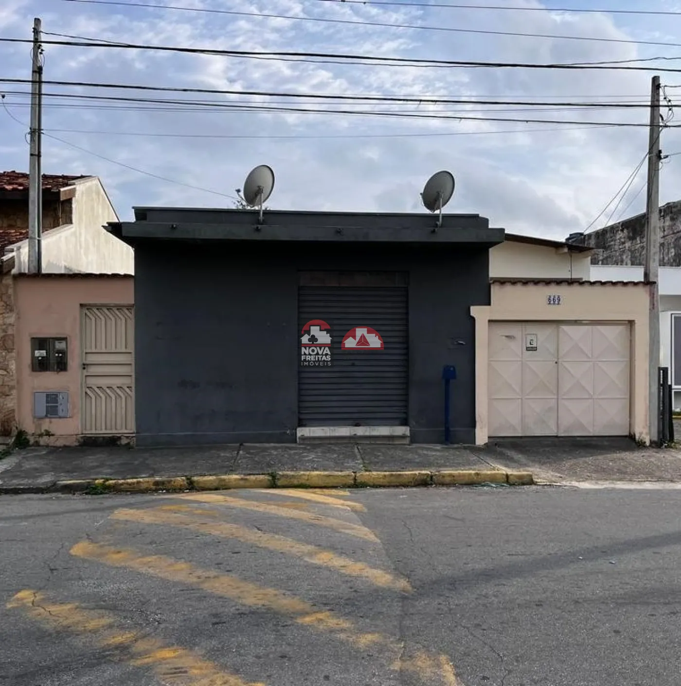 Casa / Casa com ponto comercial em Pindamonhangaba 