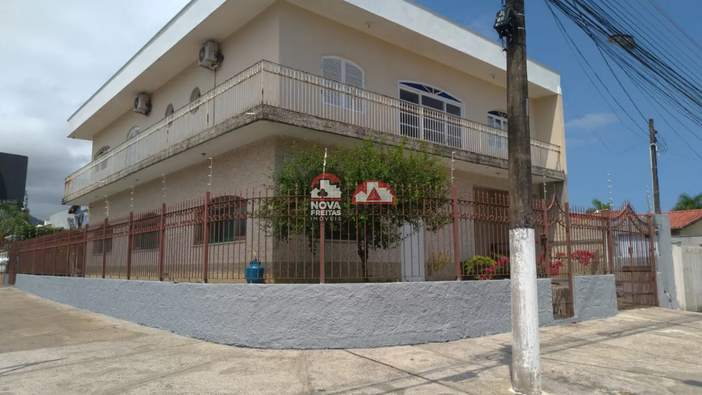 Casa / Sobrado Padrão em Caraguatatuba 