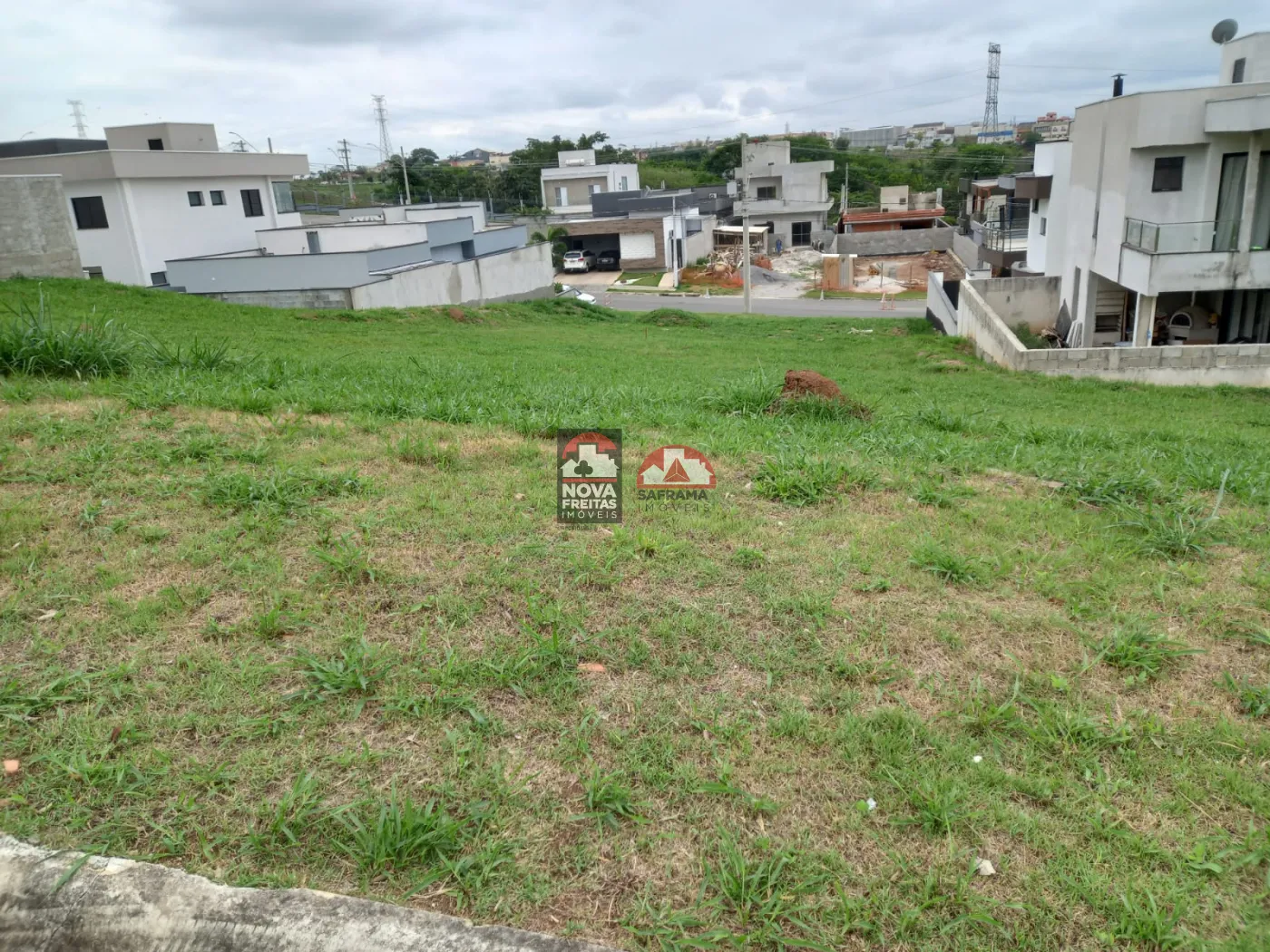 Terreno / Padrão em Condomínio em Caçapava 