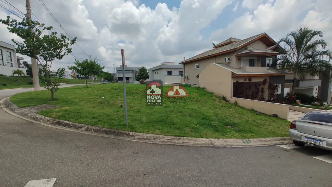 Terreno / Padrão em Condomínio em Jacareí 