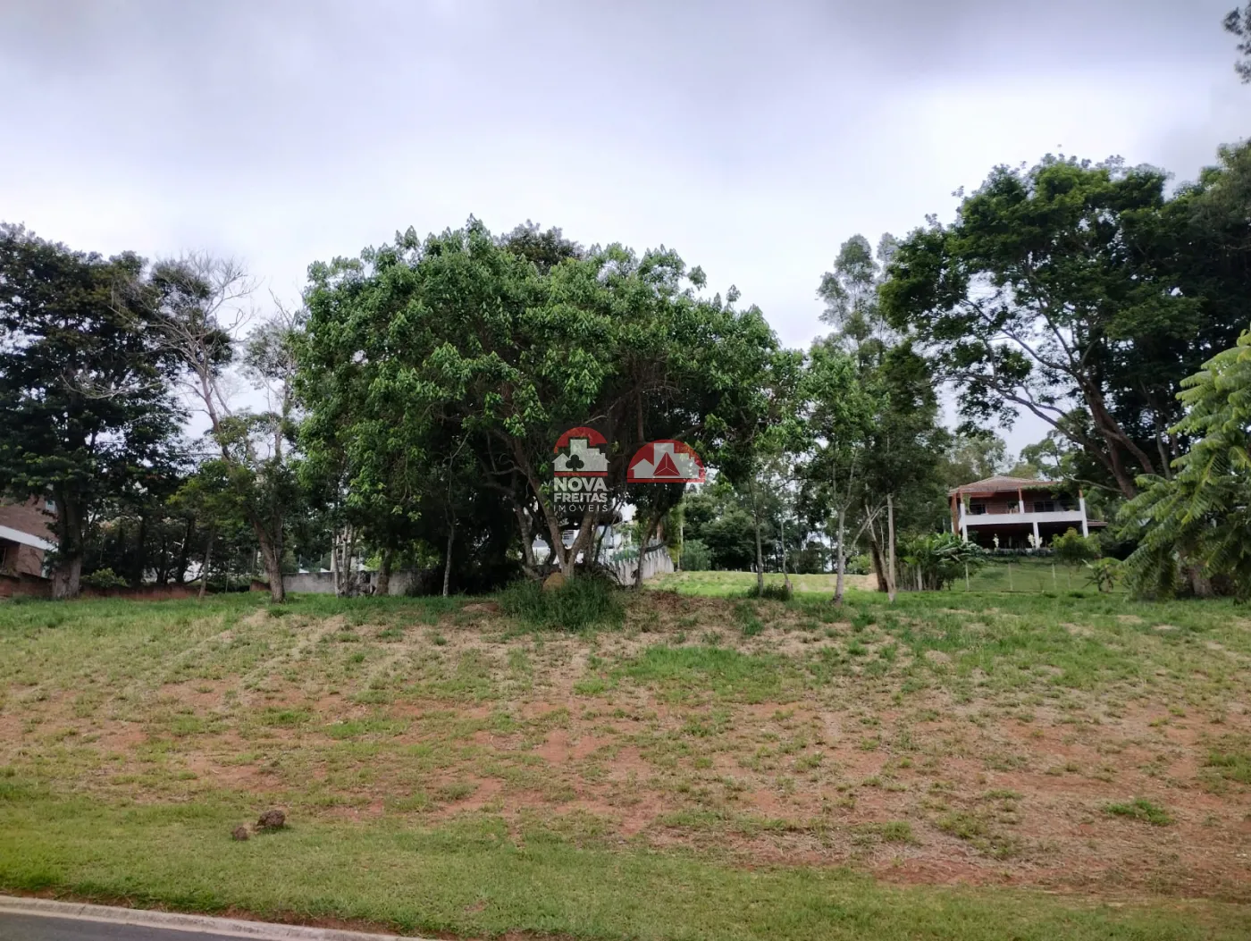 Terreno / Padrão em Condomínio em Jambeiro 